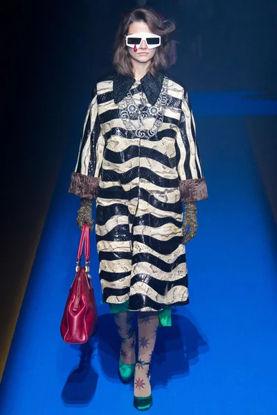 Look 100